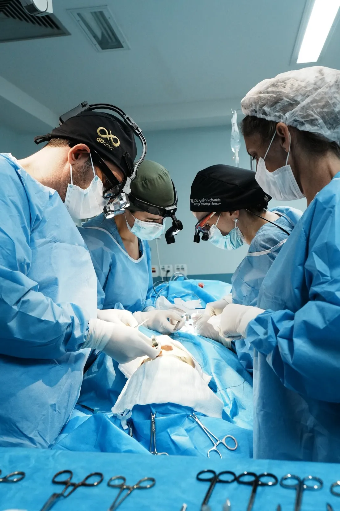 Equipe cirúrgica realizando rinoplastia em centro cirúrgico